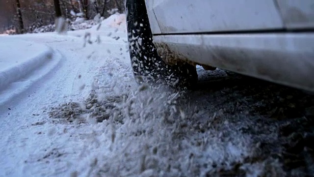 SLO MO车辆在雪地上的牵引力差视频素材