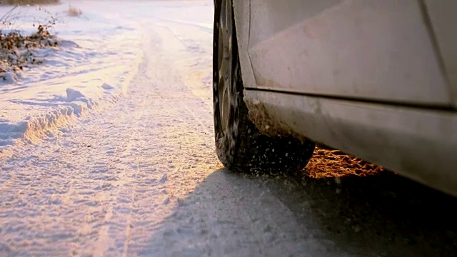 SLO MO汽车行驶在下雪的乡村道路上视频素材