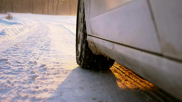 SLO MO车辆行驶在积雪的乡村道路上视频素材