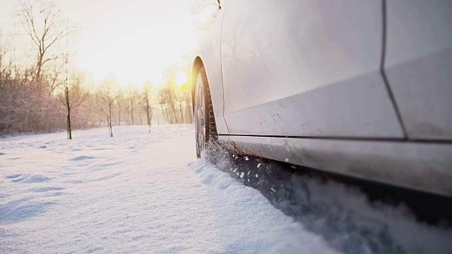 一辆在雪地上牵引力差的车视频素材