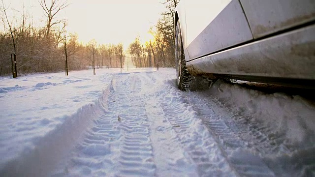 SLO MO汽车在雪地里的牵引力视频素材