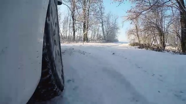 在下雪的乡间路上倒车视频素材