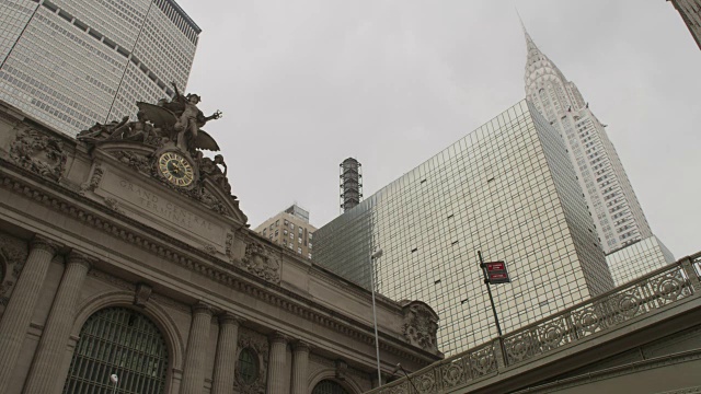 平移拍摄的中央车站前外部和克莱斯勒大厦视频素材