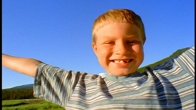 近距离肖像微笑的男孩缺牙/火花草甸，喀斯喀特山脉，俄勒冈州视频下载