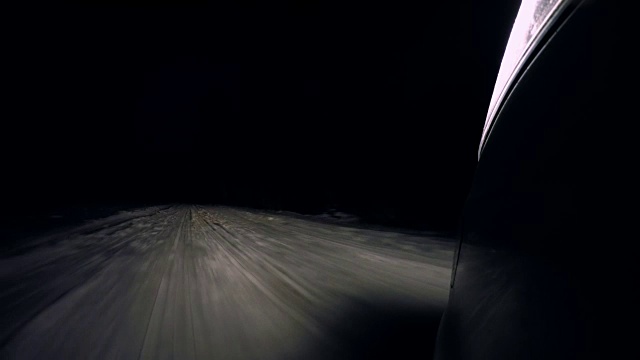 晚上在下雪的乡村道路上开车视频下载