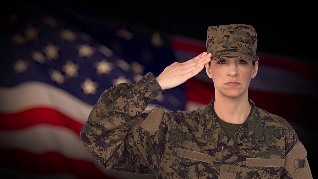 女兵敬礼与美国国旗背景视频下载