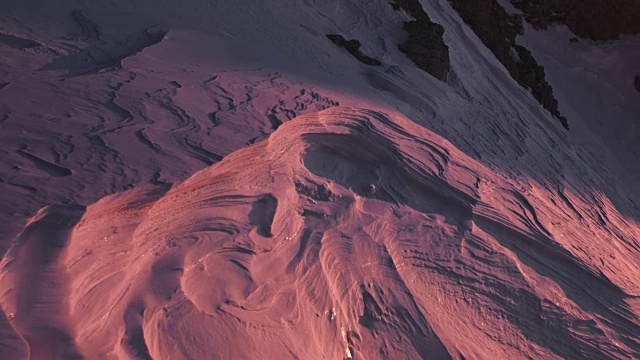 一个登山者在日落时的剪影视频素材