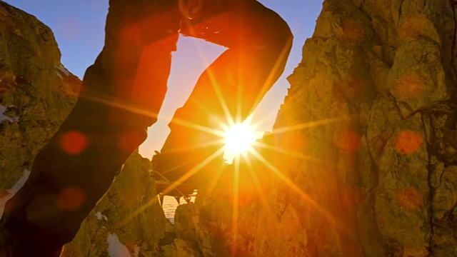 在完美的阳光下攀登雪山视频素材
