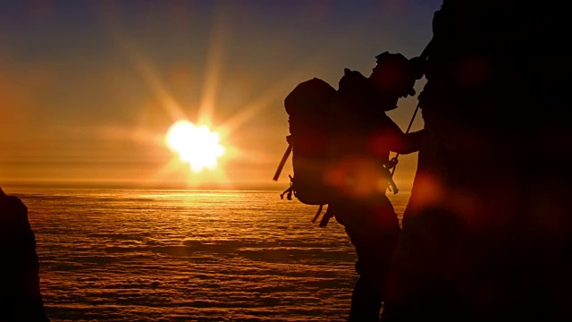 一名登山者在夕阳下攀登的剪影视频素材
