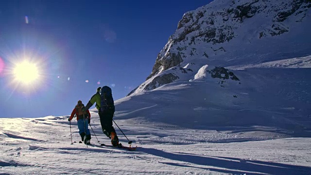 LD滑雪游客向着太阳向上爬视频素材