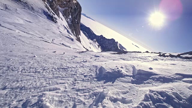 SLO MO滑雪旅行下山坡在完美的阳光视频素材