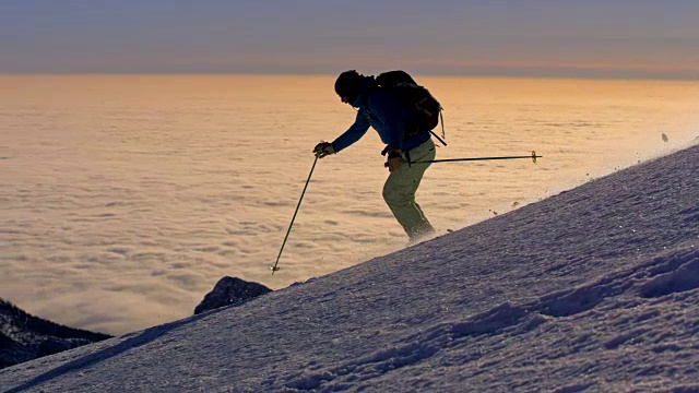 SLO MO滑雪旅游在日落下山视频素材