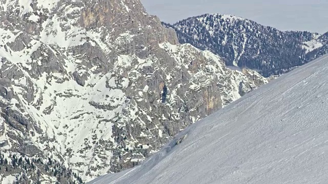 SLO MO TS滑雪旅游在阳光明媚的日子下斜坡视频素材