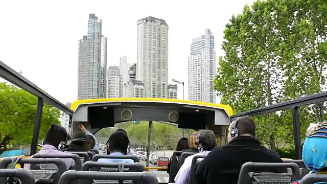 阿根廷布宜诺斯艾利斯双层旅游车与人们在城市景点旅游视频下载
