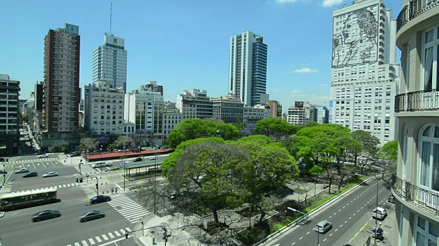 阿根廷布宜诺斯艾利斯9号胡里奥大道，世界上最宽的街道，交通紧挨着利马大道，贝隆夫人的壁画挂在摩天大楼的窗户上视频素材