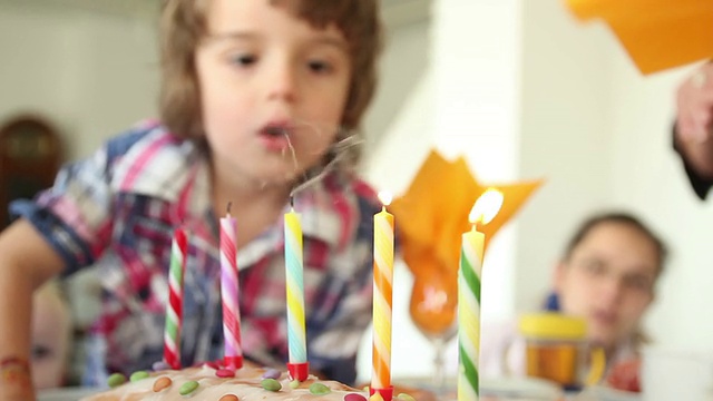 孩子吹灭蜡烛的生日蛋糕HD 1080p视频下载