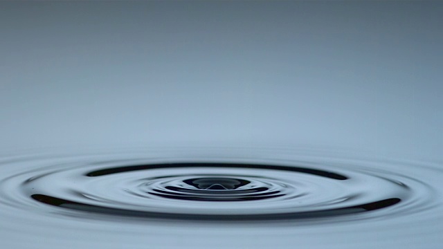 水滴打在静止的水面上。视频素材