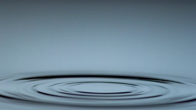 水滴打在静止的水面上。视频素材