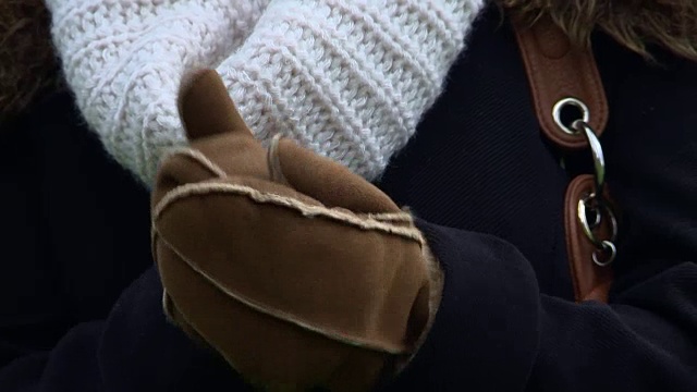 女人擦她的手套在一起的特写视频下载