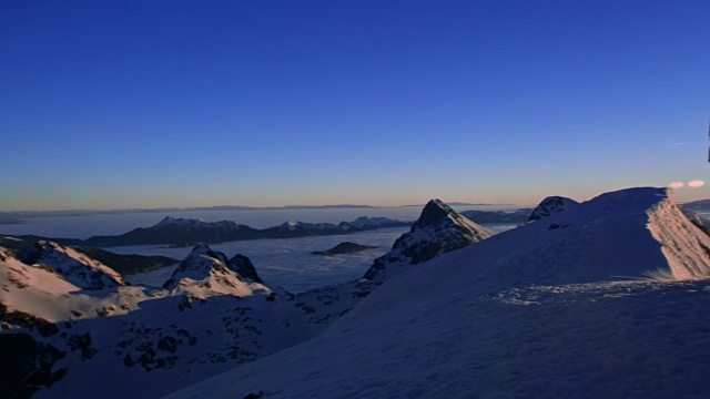 日落时分，一位登山运动员在山顶举起双手视频素材