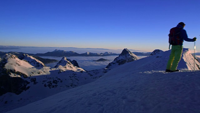 日落时分，两只雪鞋站在山顶上视频素材