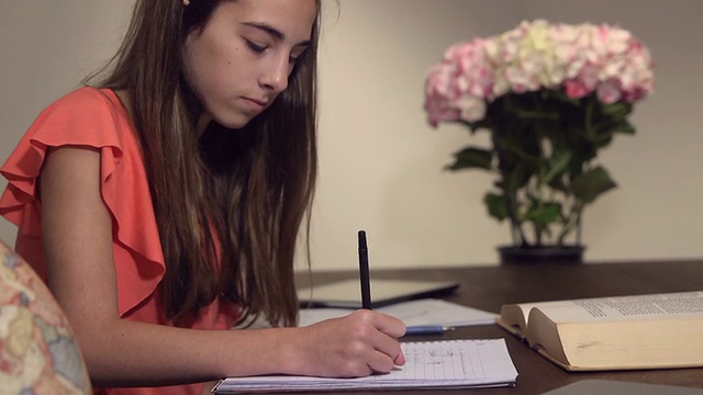 拉丁青少年女性在家学习地理视频素材