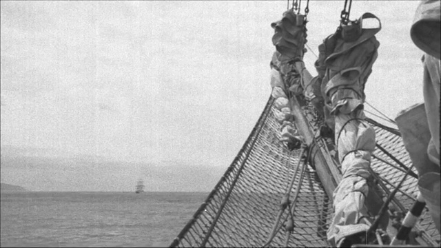一个老帆船的观点，船头斜桅风格的老电影视频素材