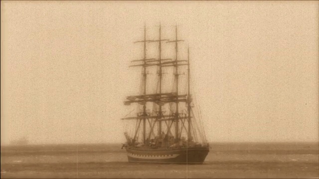 大海风格的老电影里的高船视频素材