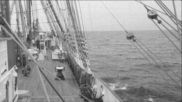 在一艘高大的船上旅行-程式化的老电影视频素材