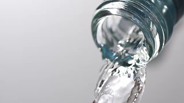 水以超慢的动作从瓶子里倒出来视频素材