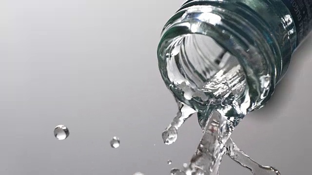 水以超慢的动作从瓶子里倒出来视频素材