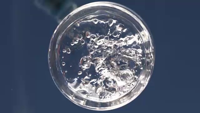水从下面以极慢的速度流淌视频素材