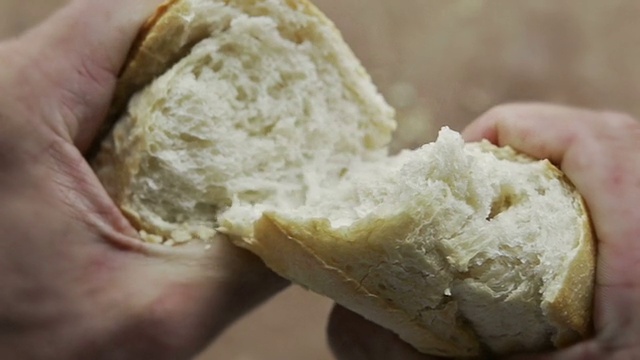 掰下一块法式面包或法式长棍视频下载