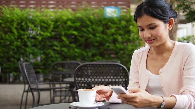 用手机喝咖啡的女人视频素材