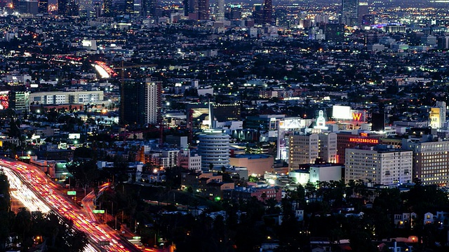 洛杉矶市中心，好莱坞和高速公路在晚上视频素材