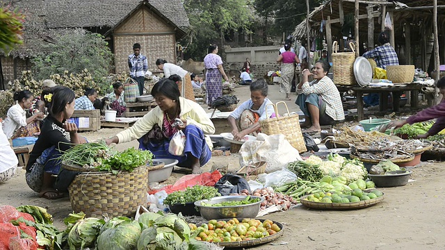 缅甸曼德勒省蒲甘市，妇女在myinkaba市场上卖蔬菜视频素材