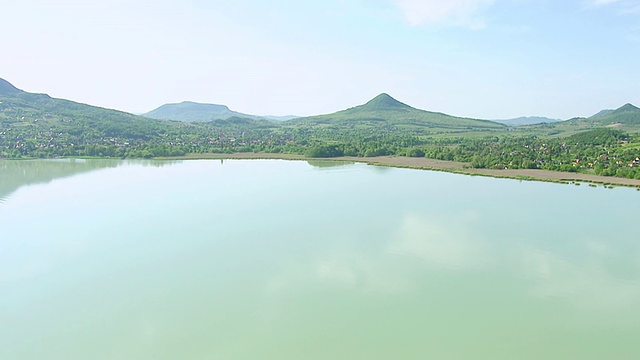 巴拉顿湖和山脉的WS鸟瞰图/巴拉顿，Zala, Somogy, Veszprem，匈牙利视频下载
