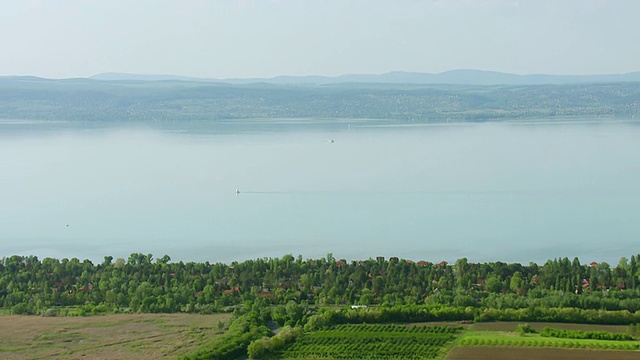 一艘帆船在巴拉顿湖/巴拉顿，Zala, Somogy, Veszprem，匈牙利视频下载