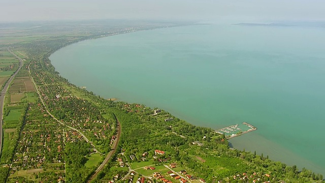 WS鸟瞰图附近的农场和城市巴拉顿湖/巴拉顿，Zala, Somogy, Veszprem，匈牙利视频下载