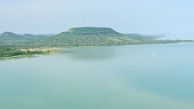 巴拉顿湖和山的WS鸟瞰图/巴拉顿，Zala, Somogy, Veszprem，匈牙利视频素材