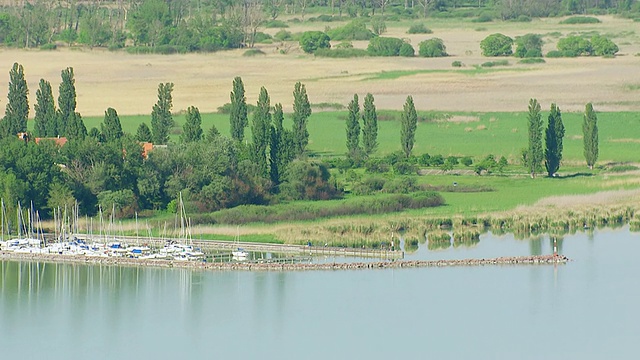 航拍巴拉顿湖/巴拉顿湖上的船只，Zala, Somogy, Veszprem，匈牙利视频下载