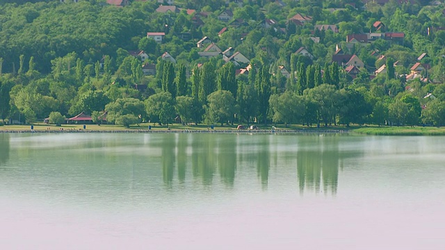 MS AERIAL View of Lake Balaton and small resort / Balaton, Zala, Somogy, Veszprem，匈牙利视频下载