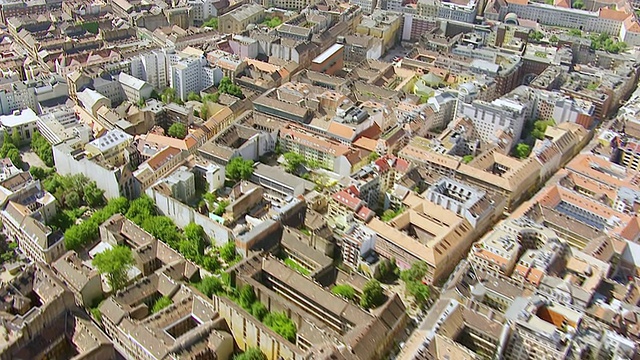 MS AERIAL拍摄于城市/匈牙利布达佩斯的建筑屋顶上视频下载