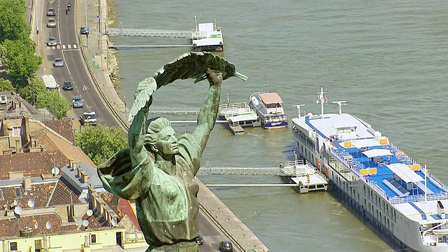 CU航拍自由女神像/布达佩斯，匈牙利视频下载