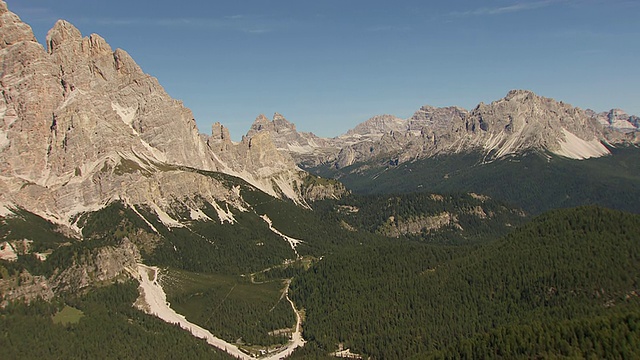 WS鸟瞰图lavaredo的三个山峰在sexten Dolomites / Drei Zinnen, Belluno Sudtirol视频下载