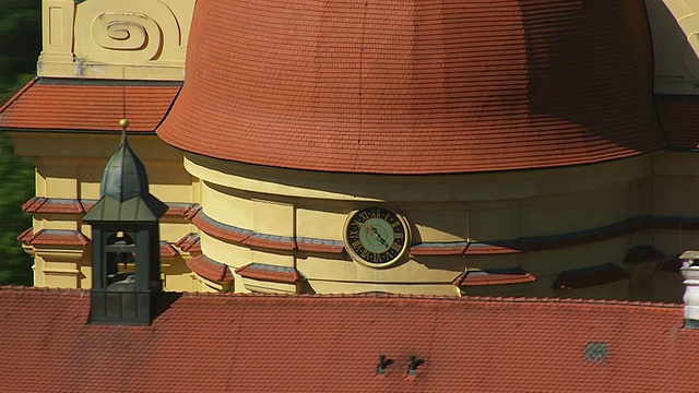 巴登-符腾堡州埃尔旺根市圆顶上时钟的空中拍摄视频下载