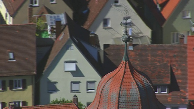 教堂十字和时钟的CU AERIAL TD拍摄/埃尔旺根，巴登符腾堡视频下载