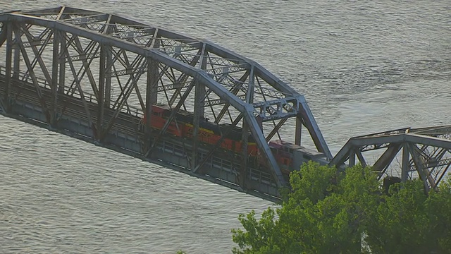 这是BNSF列车驶过美国内布拉斯加州奥马哈密苏里河大桥的照片视频下载