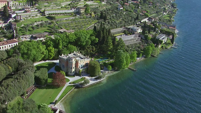 MS AERIAL DS ZO俯瞰城堡和湖/加尔达湖，特伦蒂诺，维罗纳，布雷西亚视频下载