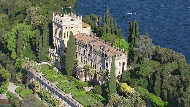 新哥特式风格的别墅在加尔达湖/加尔达湖，特伦蒂诺，维罗纳，布雷西亚鸟瞰图视频下载